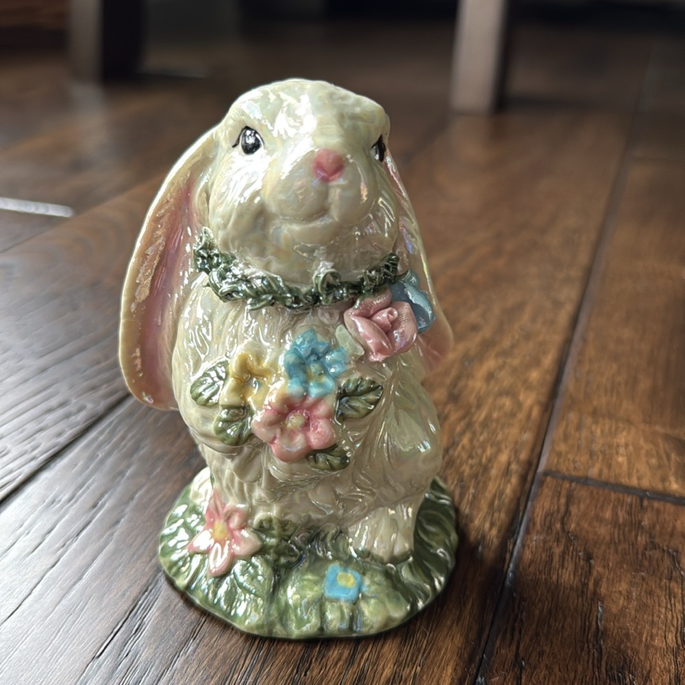 Vintage Set of 3 Pearlescent White Ceramic Bunny Figurines w/ Floral Wreaths - Picture 5 of 14